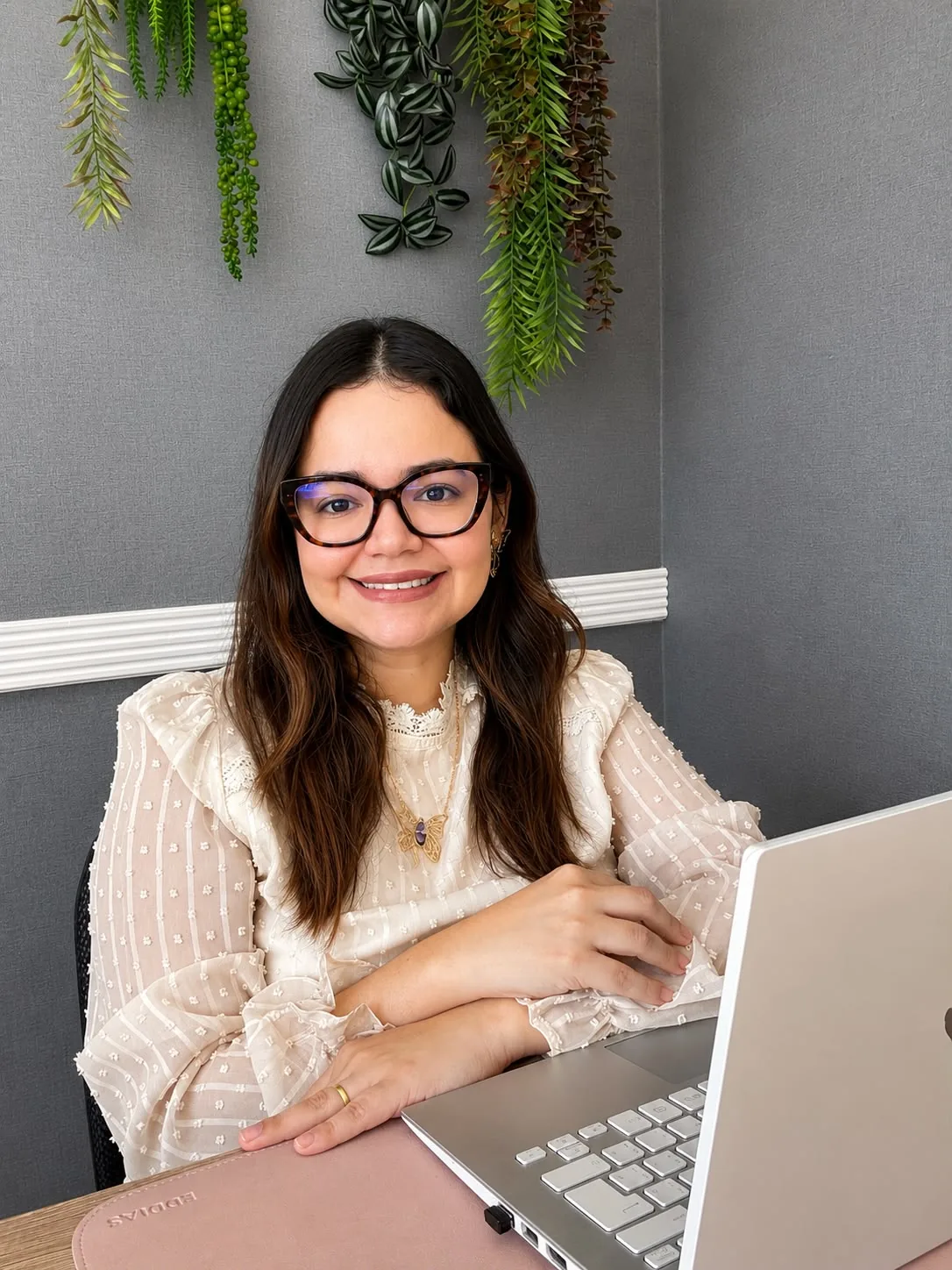 Dra. Mayara Cardoso, médica hematologista, em atendimento no consultório